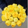 Желтые пионовидные розы в коробке