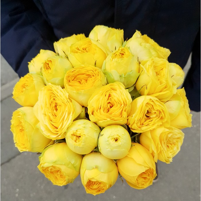 Желтые пионовидные розы в коробке