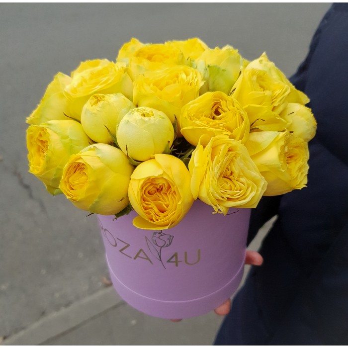 Желтые пионовидные розы в коробке