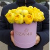 Желтые пионовидные розы в коробке