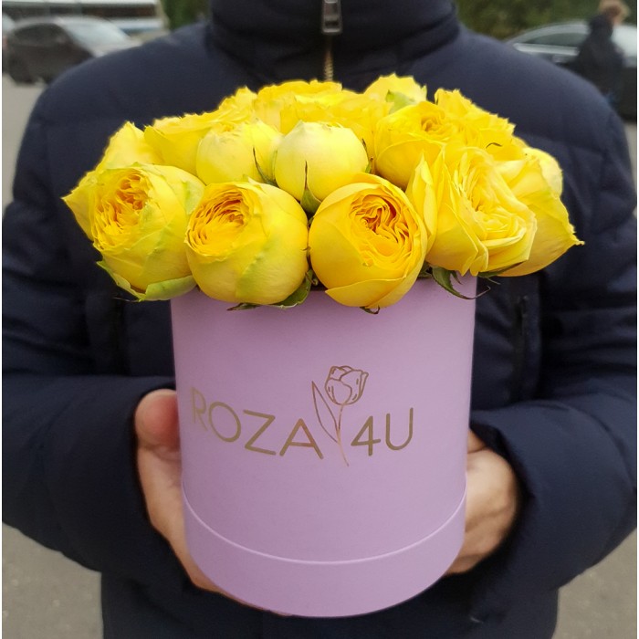 Желтые пионовидные розы в коробке