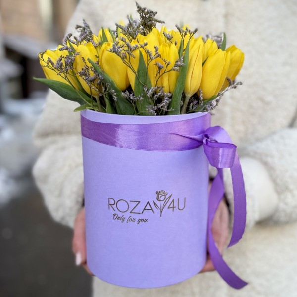 Желтые тюльпаны в шляпной коробке