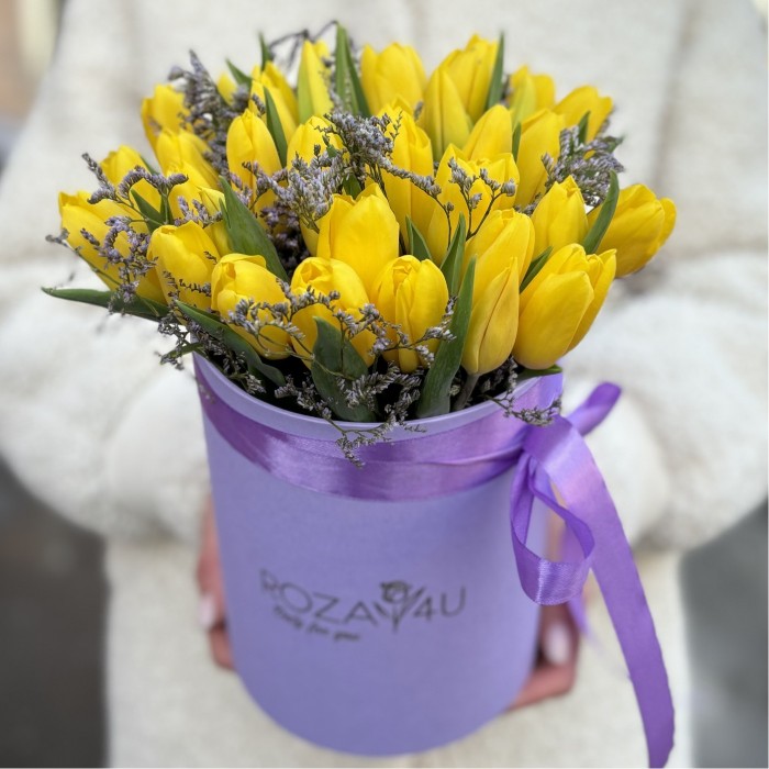 Желтые тюльпаны в шляпной коробке