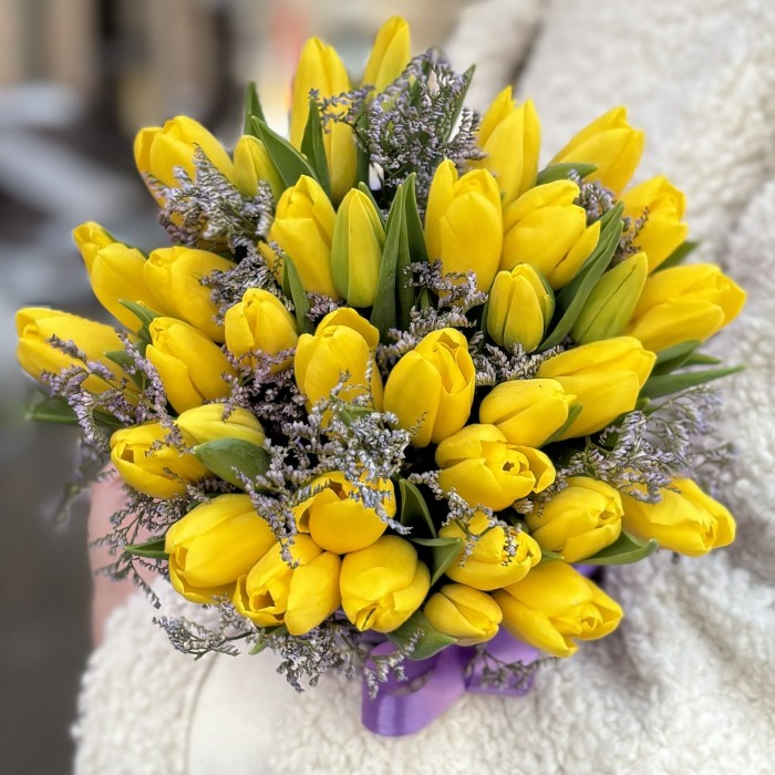 Желтые тюльпаны в шляпной коробке