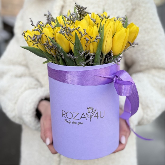 Желтые тюльпаны в шляпной коробке