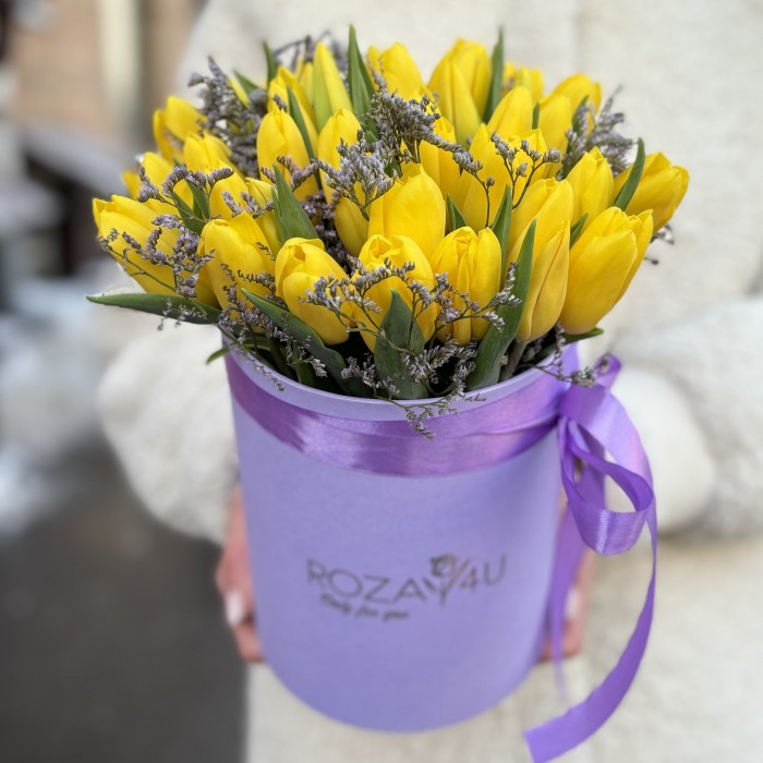 Желтые тюльпаны в шляпной коробке