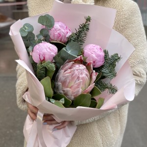 Зимний букет с пионами и нобилисом