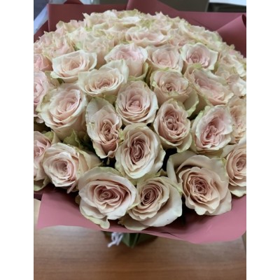 Фото отзыв: Букет понравился, миниатюрные свежие розочки 40 см. Менеджер ответил на все вопросы,курьер приехал в заданный интервал времени. Посмотрим сколько простоит букет. Спасибо