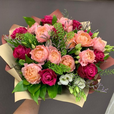 Фото отзыв: Букет приехал точно в назначенное время. Цветы свежие, красивые. Курьер улыбчивый. Я довольна!