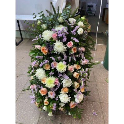 Фото отзыв: Заказала траурный венок из живых цветов. Венок получился очень красивый и нежный! Команда флористов учла все пожелания по составу и количеству! Большое спасибо! Венок был качественно упакован, доставка приехала точно ко времени.  <br />
Отдельное спасибо Ивану за организацию и сбор заказа. 