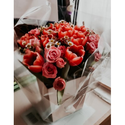 Фото отзыв: Красивый букет, свежие цветы. Стильно, красиво. Родителям нашего класса понравился. Курьер привёз все в назначенное время. Благодарим.