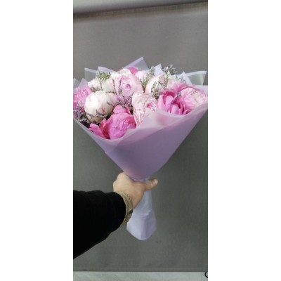 Фото отзыв: Замечательный букет с пионами! Оформлен изумительно. Перед доставкой получила фото букета в ватсап, это круто. Впервые заказываю на вашем сайте, осталась очень довольна. Спасибо флористам!Отдельная благодарность курьеру!