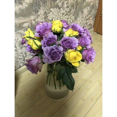 Фото отзыв: Спасибо! Всё чётко, честно, профессионально! Заказ приняли утром 8 февраля, вскоре прислали фото готового букета (№ 1), в оговоренное время курьер привез цветы и пакетик с волшебным средством для ухода за срезанными цветами. Сделать всё точно по инструкции не получилось (если кто не в курсе, на сайте есть инструкция по уходу за букетами, а ещё даётся гарантия на 5 дней -- или поменяют букет!), но цветам это не повредило. 10-го вечером (фото № 2) цветы свежайшие, 12-го февраля вечером (фото № 3), то есть на 5-й день, они по-прежнему радуют имениннницу! Спасибо!