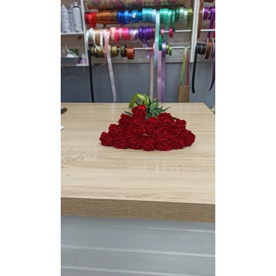 Фото отзыв: Заказывал букет из гвоздик, Очень понравилось сопровождение заказа, сервис на высшем уровне! Когда букет был сформирован мне прислали фото моего букета, чтобы я смог его увидеть и оценить качество букета, для подтверждения и дальнейшей покупки, и это меня приятно удивило! При получении букет был упакован в двойной полиэтилен в одном из которых была вода чтобы букет не завял по дороге, а также находился конверт с инструкцией и пакетиком с универсальной подкормкой для букета в подарок! Огромное спасибо всему коллективу который принимал участие в подготовке моего букета! Вот таким должен быть настоящий сервис! Теперь буду обращаться только к вам, так как такого сервиса я нигде не встречал! Еще раз огромное спасибо, хорошего вам дня и хорошего бизнеса!