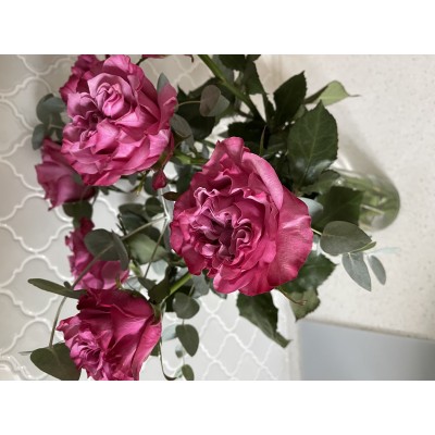 Фото отзыв: Прекрасный магазин. Заказываю уже пару лет здесь периодически цветы с доставкой и всегда получаю быстрый и красивый результат. На фото букет уже без упаковки, но так даже больше нравится. 