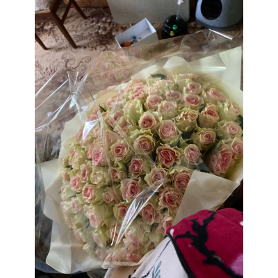 Фото отзыв: Давно уже здесь заказываю цветы. Всегда свежие, ароматные и прекрасные. Учитывают все пожелания, доставка вовремя, без опозданий. Однозначно не променяю вас. Спасибо.