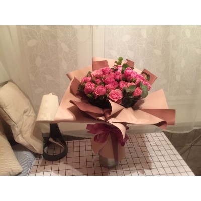 Фото отзыв: Привезли букет как и заказывал на картинке. Красивый с прекрасным запахом. С доставкой были проблемы, приаезли на полчаса позже, поэтому 4