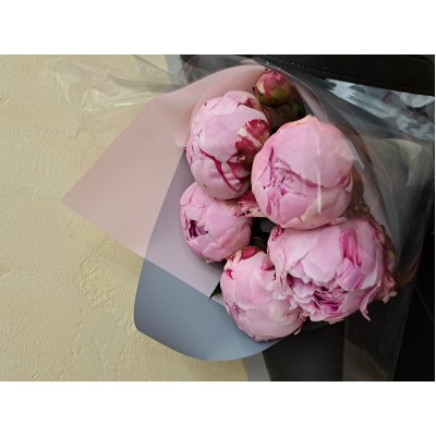 Фото отзыв: Свежие пионы, красивая упаковка, статус заказа в вотсап, приятный курьер, который приехал вовремя.<br />
Второй раз заказываю здесь цветы. Очень довольна.<br />
Большое спасибо!