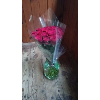 Фото отзыв: Букет просто шикарный,розы пахнут просто бомба. Рекомендую эту цветочную компанию,цены супер.