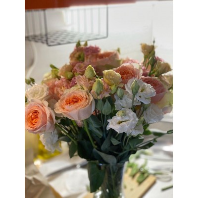 Фото отзыв: Всем добра и здоровья) В очередной раз заказала здесь цветы. Опять из другого города. Выбор пал на букет "Незабываемое впечатление". <br />
 Было волнительно, когда никто не звонил и не писал по заказу. Заказала доставку в Домодедово с 17ч до 18.30. Каково было моё удивление, когда в 16ч звонил мой ребёнок и от радости был счастлив))  Букет прибыл замечательный, нежный, аккуратный. Спасибо флористам и доставке!!! На следующий день некоторые веточки эустом поникли. Было очевидно, повлияла смотка веток цветов в букет. А их было аж восемь. Несколько ответвлений были надломлены. Проблему устранили) Букет снова радует. На будущее учтите этот нюанс. Отдельное спасибо за рекомендации и средство для ухода за букетом) И кстати из всех подаренных цветов, только эти издают благоухающий нежный аромат 