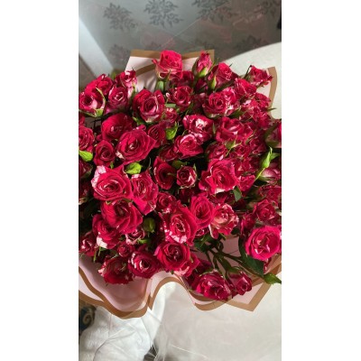 Фото отзыв: Собрали букет сразу и привезли во время. Спасибо за оперативность в следующий раз ещё буду заказывать у вас. Цветы свежие  и очень красивые. Надеюсь дочке понравится букет. Спасибо оператору и курьеру очень вежливые хорошие люди. 