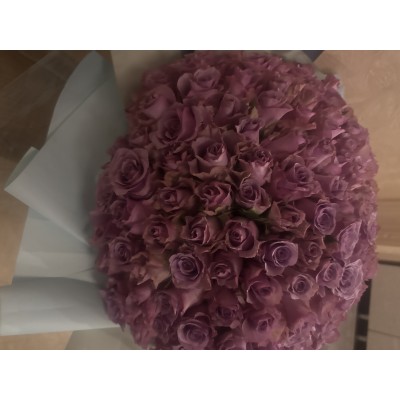 Фото отзыв: "Заказывала букет на день рождение маме, и это было попадание в самое сердце! Цветы такие яркие, ароматные, просто глаз не оторвать. Упаковка тоже очень стильная. Мама была так тронута, что даже прослезилась от счастья. Огромное спасибо флористам за их талант и за то, что сделали этот день еще особеннее!"<br />
