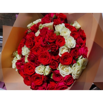 Фото отзыв: Сделала заказ на 18.08 ( букет из 25 кустовых роз). Перед этим задавала вопросы на которые сразу получала ответ. После оформления заказа мне сразу позвонил консультант магазина и уточнил детали заказа. <br />
Понравилось, что через час после заказа мне на what's up прислали фото моего букета.<br />
Получила букет курьером. Букет был в отличном состоянии без повреждений и соответствовал описанию и фото на сайте магазина.<br />
Спасибо Roza4u за хорошие обслуживание клиентов!