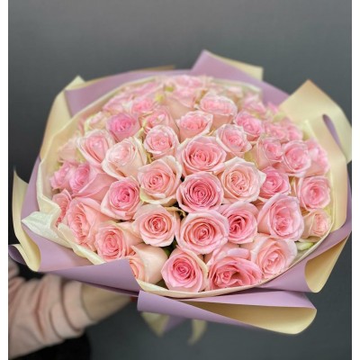 Фото отзыв: Прекрасные флористы, замечательная доставка. Заказывала маме на день рожденье. Учли все пожелания, прислали фото готового букета перед отправкой. Будем обращаться сами и рекомендовать всем) спасибо Вам огромное!! 