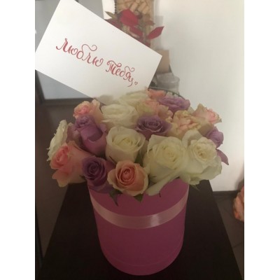 Фото отзыв: Очень четко и своевременно выполненный заказ, не смотря на погоду! Букет великолепный! Точно такой как на фото в сайте! Спасибо!!!