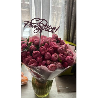 Фото отзыв: Фото букета после сборки прислали для одобрения. Курьер всё привез вовремя. Цветы свежие. Сюрприз удался. Благодарю всех кто занимался сборкой и доставкой. Воспользуюсь ещё услугами этого магазина и посоветую друзьям и знакомым.