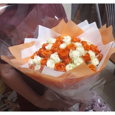 Фото отзыв: Заказала букет первый раз в этом салоне.  И осталась довольна. Букет красивый, цветы свежие. Перед отправкой прислали по ватсапу фото букета. Курьерская доставка была быстрой, вовремя. Буду ещё заказывать цветы в этом салоне. Большое всем спасибо. 