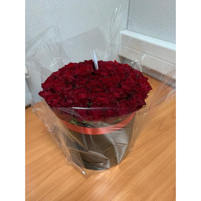 Фото отзыв: Добрый день! Магазин работает четко, заказ выполнен и доставлен вовремя.прислали фото композиции. Шикарные свежие розы в коробке. Обязательно буду пользоваться услугами данного продавца.спасибо огромное,