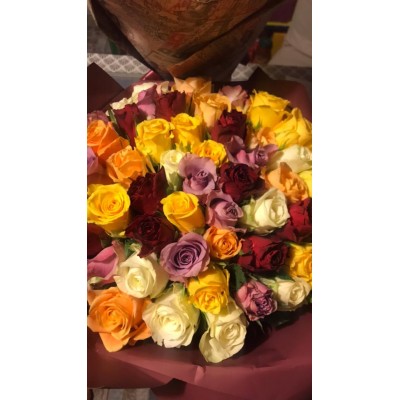 Фото отзыв: Спасибо большое за отличную работу и прекрасно выполненный заказ!  Вчера впервые сделала заказ в этой компании и осталась довольна и ценой, и вниманием к моим пожеланиям, и своевременностью доставки. Впредь буду обращаться в вашу компанию! Вчера у дочери был день рождения, круглая дата, а у нее спектакль, и мы увидимся только в субботу, а хотелось порадовать именно в ее день) все получилось, цветы прибыли и именница была рада сюрпризу.