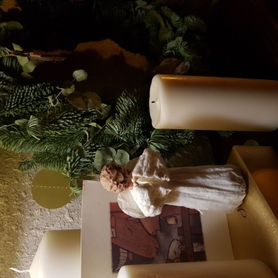 Фото отзыв: Неплохой венок, добавили дополнительно по моей просьбе ветки эвкалипта, правда они не очень крепко прикреплены к венку, некоторые веточки отвалились. Цена меня устроила, а декор я сама добавила. Можно оставить и без украшения.