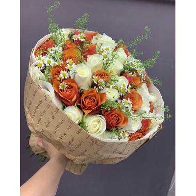 Фото отзыв: Отличный свежий букет покупали начальнице на день рождения от коллектива, кончики были с водичкой до работы довезла отлично у начальницы простоял в вазе весь день остался таким же свежим. СПАСИБО Я ОЧЕНЬ ДОВОЛЬНА к букету был приложен конверт с пакетиком для добавления в воду средства для цветов и инструкция как сохранить букет дольше очень приятно, молодцы все доставили вовремя! 