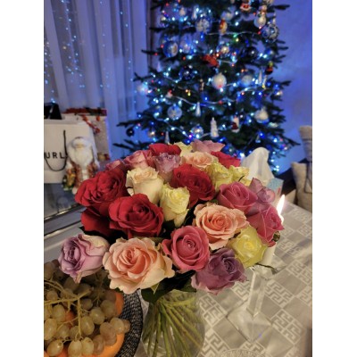 Фото отзыв: Спасибо за свежий и нежный букет с тонким ароматом ! Заказываю Ваши букеты из 25 роз уже третий раз и каждый раз мои Именницы получают свежие , нежные розы с тончайшим ароматом ! Спасибо Вашей огромной команде : менеджеру , принимающему заказ и отслеживающему до самого получения букета , флористам и курьерам , которые очень вежливые и пунктуальные ! Желаю Вам дальнейшего процветания и продолжать радовать своих многочисленных клиентов красотой ваших букетов!