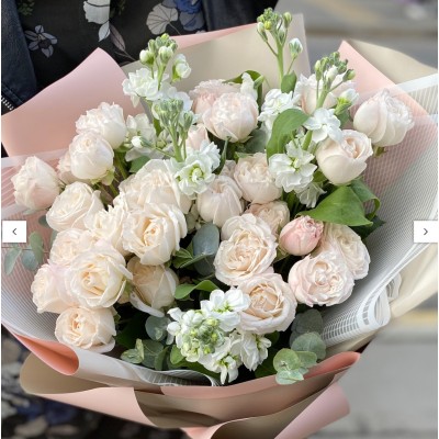 Фото отзыв: Заказала букет "Приятная встреча", но, к сожалению, не все цветы были в наличии, заменили на то, что было в наличии. Бумагу сначала поставили ядовито-розовую, по моей просьбе поменяли на более спокойный цвет. В итоге получилось неплохо, но совсем не тот нежный букет, который был на фотографии. К доставке претензий нет.<br />
Прикрепляю фото образца букета с сайта, потом того, что получилось: первый вариант букета и второй, после замены упаковки.