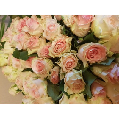 Фото отзыв: Спасибо большое за букет и шарики. На день рождения дочки заказала букет цветов и воздушные шары доставили во время, цветы свежие красиво упакованы, спасибо за оперативность, помогли устроить праздник.