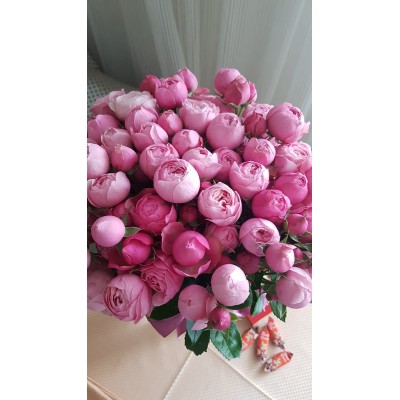 Фото отзыв: Заказ выполнен отлично, заказывали на день рождения. Цветы шикарные, именинница в восторге. Будем заказывать только в этой фирме.