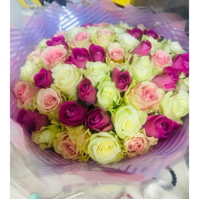 Фото отзыв: Впервые воспользовался такой услугой и был очень рад,что сразу попал на такую профессиональную команду! Очень удобный сайт,большой выбор букетов на любой вкус и ценовую категорию.Букет получился отличный, какой я и видел на картинке!Огромное спасибо флористам!По готовности сразу выслали фото. И всегда сразу отвечали в чате на интересующие меня вопросы,что было очень приятно.Доставка была сделана в срок!Супруга была очень довольна такому неожиданному сюрприза.Спасибо всей команде за вашу профессиональную и качественную работу! Теперь буду вашим постоянным клиентом!:)