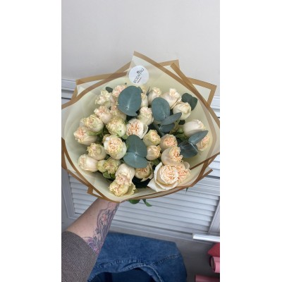 Фото отзыв: Добрый день. Заказывала букет на день рождение маме. Заказ оформила на расстоянии. Персонал очень вежливый и отзывчивый. Доставили вовремя. Буду пользоваться вашими услугами ещё. Буду рекомендовать знакомым и друзьям. 