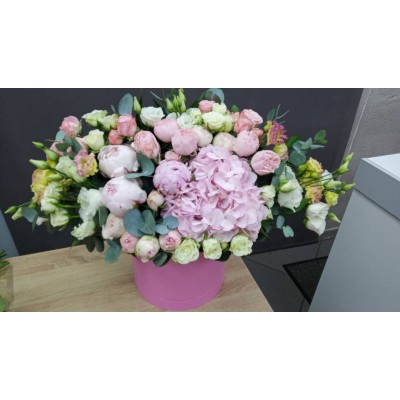 Фото отзыв: Заказывала доставку букета в Московскую область. Очень понравилось: вежливость и терпение сотрудников, качество и быстрота доставки. Спасибо за прекрасную работу и отличное настроение! Обращусь в вашу компанию ещё не один раз и буду рекомендовать ее друзьям.