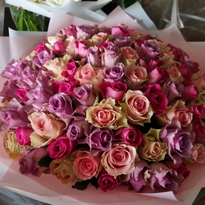 Фото отзыв: Букет превзошел все мои ожидания! Заказывала 101 розу для подруги на День Рождения! Подруга растрогалась до слез. Каждая роза прекрасна в букете!<br />
Еще не мало важно: весь путь от магазина до получателя сопровождается менеджером в мессенджере. Спасибо большое, вернемся обязательно!