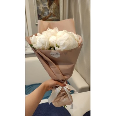 Фото отзыв: Заказывала белые пионы для дочери. Супер. Доставка в назначенный промежуток времени. Утром прислали фото букета. Отлично работает, ребята. Спасибо. 