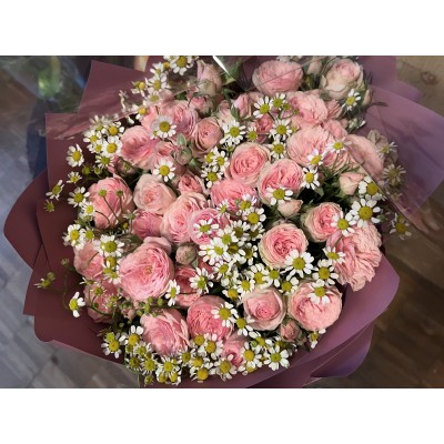 Фото отзыв: Букет очень быстро собрали, быстро доставили ! Очень доброжелательный курьер! Чат с поддержкой держит в курсе в каком статусе висит заказ! Спасибо большое за быструю доставку и высокое качество цветов! Все выглядит супер!