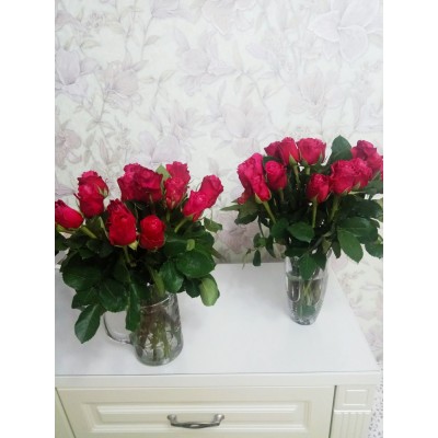 Фото отзыв: Цветы просто великолепные, свежие, бутоны крепкие, розы будто только срезаны. Доставка в указанное время. Спасибо за качество исполнения заказа. Букет получился большой, даже в две вазы поставили.