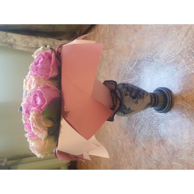 Фото отзыв: Большое спасибо за такую чудесную, нежную композицию из кустовых роз. Сделала все по инструкции. Надеюсь, что постоят подольше! Привезли быстро, добавили милую открытку. Все на уровне!