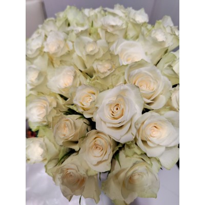 Фото отзыв: Заказ быстро оформила на сайте. По возникшим вопросам консультант по телефону все разъяснила, проблем не возникло. Также прислали фото собранного букета. Доставка была в установленное время, букет упаковали в транспортировочный материал, что обеспечило его сохранность и предусмотрительно положили пакетик с удобрением.<br />
Благодарю команду ROZA4U за работу и внимательное отношение к своим клиентам! <br />
Желаю процветания и побольше счастливых и благодарных клиентов.