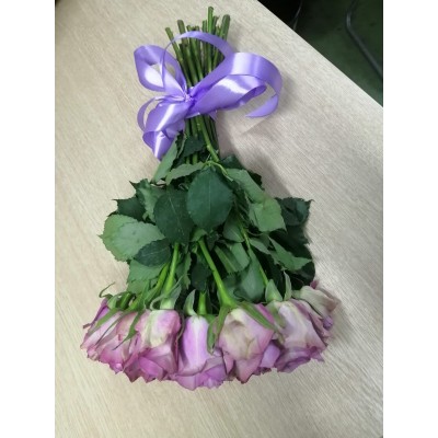 Фото отзыв: Замечательно! Ехали в гости, по пути нигде не нашли цветочных магазинов, заказали здесь, привезли быстро, цветы замечательные, будем ещё обращатся.