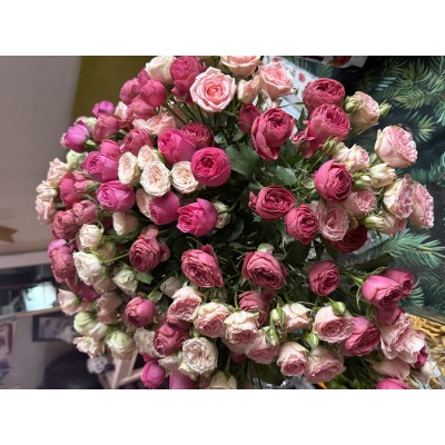 Фото отзыв: Роскошный букет! Спасибо! Заказываю не первый раз, все на высшем уровне! Не совсем правда разобрался с чат-ботом, но сразу переключили на оператора и помогли! 